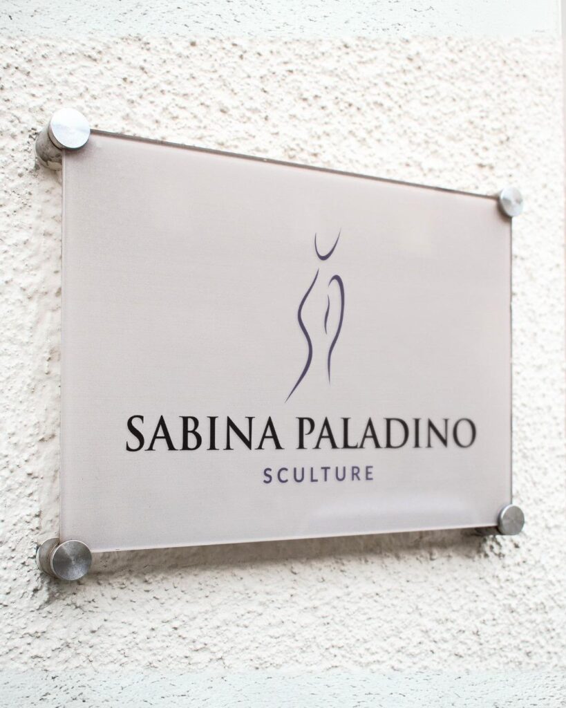 Logo progettato per Sabina Paladino scultura, conceot applicato su targa in plexiglass